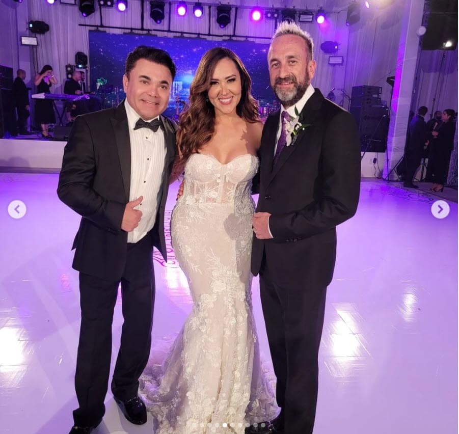 <b><a href="https://www.instagram.com/p/CSS2xglNTxW/" target="_blank">"Mil felicidades chicos, los amo"</a></b>, les escribió en Instagram en donde colgó una foto con ellos y dejó ver a mayor detalle el vestido que lució la novia. 
<br>