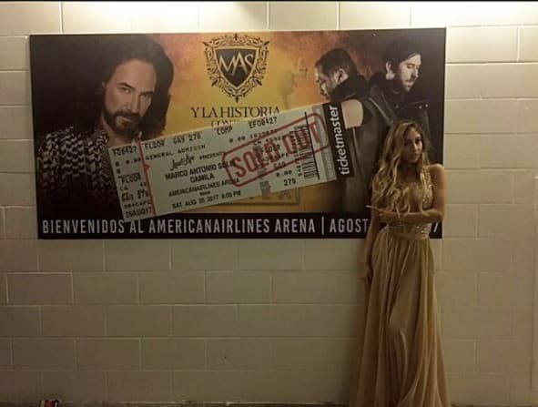 Marla Solís, hija del cantautor michoacano posó orgullosa frente al cartel que anuciaba la boletería agotada para este concierto.
