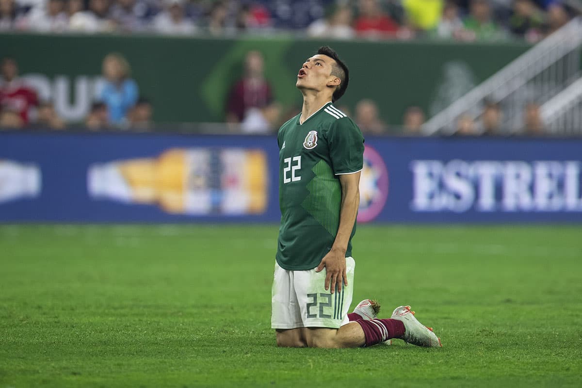Durante el juego, la frustración se apodero del mediocampista del PSV Eindhoven, Hirving 'El Chucky' Lozano.