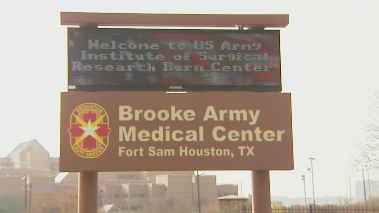 La basquetbolista Brittney Griner llega a San Antonio luego de ser liberada por Rusia 