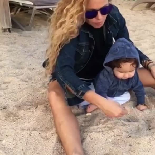 Cuando Eros cumplió un año, coincidió con sus primeros pasos, video en el que se ve cómo la 'Chica Dorada' lo lleva de las manos para que no se caiga.