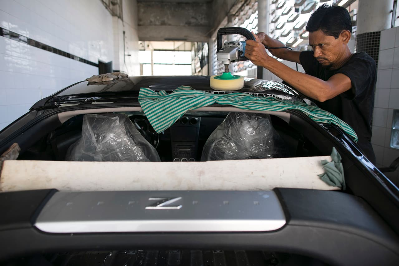 <b>Protege la integridad física de tu vehículo.</b> No sólo evitando accidentes sino también haciéndole un cariñito a tu auto de vez en cuando. Es recomendable aplicar un tratamiento de cera a la carrocería cada tres meses para alargar la vida útil de la pintura. El interior se puede proteger con pasos tan sencillos como utilizar pantallas reflectoras de luz solar cuando el vehículo esté estacionado en la intemperie o aplicar protector solar a las partes plásticas internas más expuestas al sol.