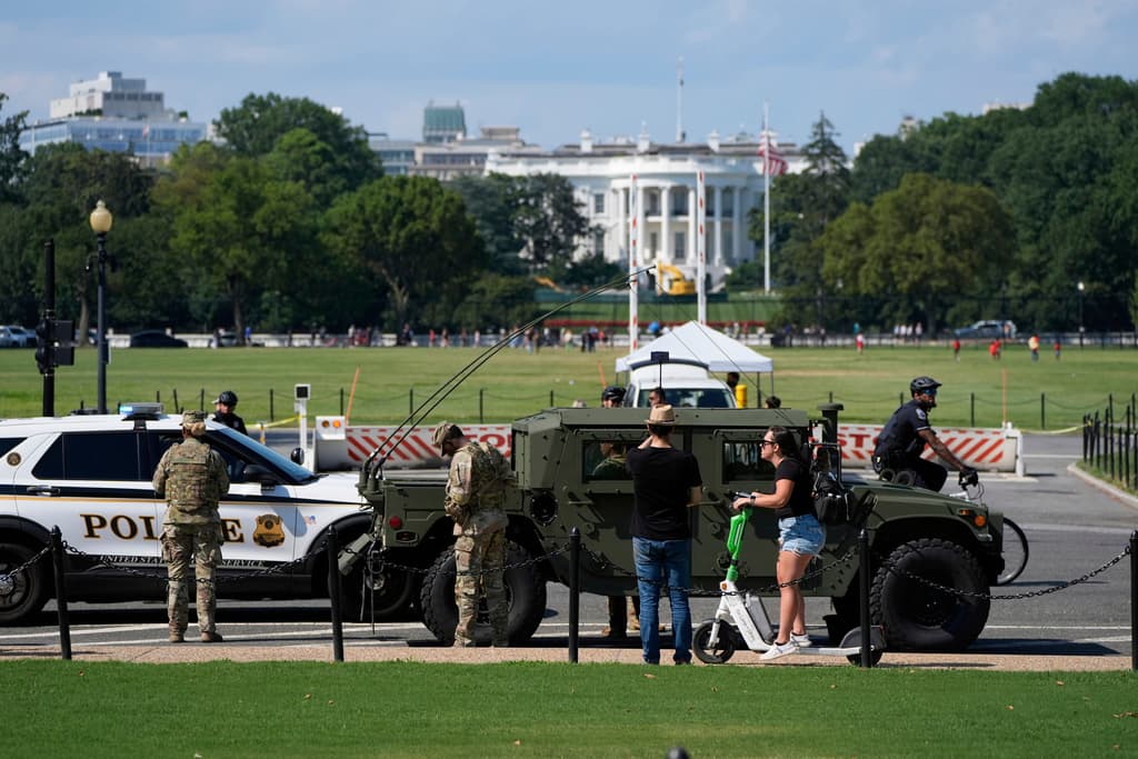 <b>Marcha hacia la Casa Blanca:</b> Los grupos avanzaron desde Dupont Circle hacia el área del National Mall y la Casa Blanca, con pancartas que denunciaban el "fascismo" y pedían "salvar la Constitución".
<br>