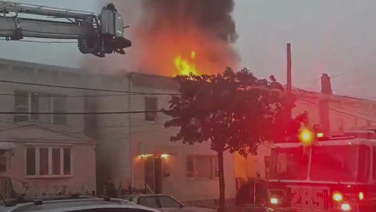 Una casa queda convertida en escombros tras incendio en Jamaica, Queens: varias familias desplazadas
