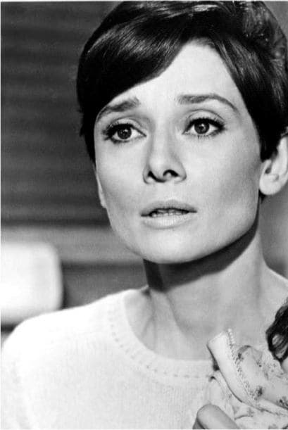 Sea verdad o no, lo que sí sabemos es que Audrey Hepburn vivirá por siempre en nuestros corazones.