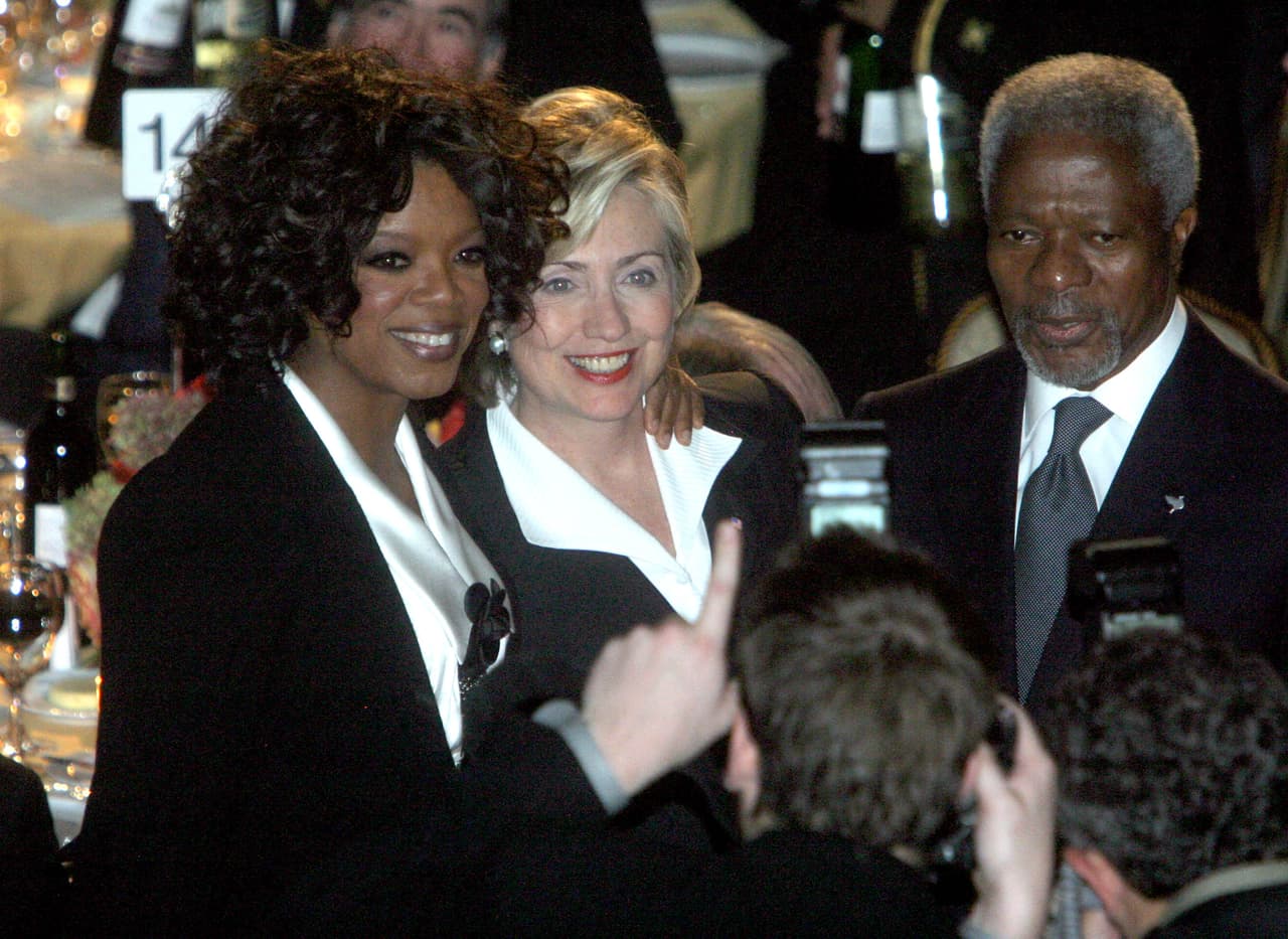 <b>Liderazgo mundial. </b>En 2004 Winfrey recibió el premio de liderazgo de la Asociación de Naciones Unidas de los Estados Unidos. En la fotografía la periodista junto a la entonces senadora demócrata Hillary Clinton y el secretario general de Naciones Unidas Kofi Annan.