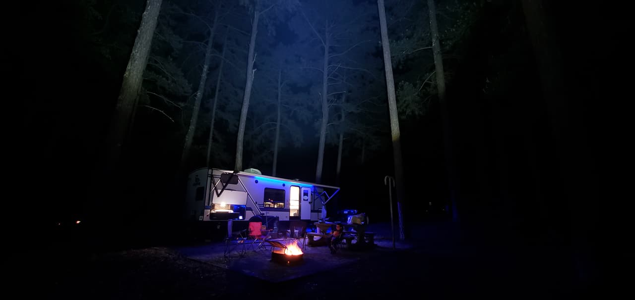 En las noches sobran las fogatas.