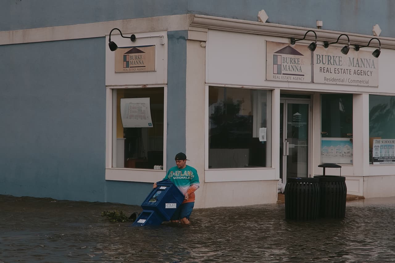 En Atlantic City, el fuerte oleaje arrastró partes de la playa contra la costa, mientras cuadrillas atendían árboles y líneas eléctricas caídas que dejaron a miles de clientes sin servicio.