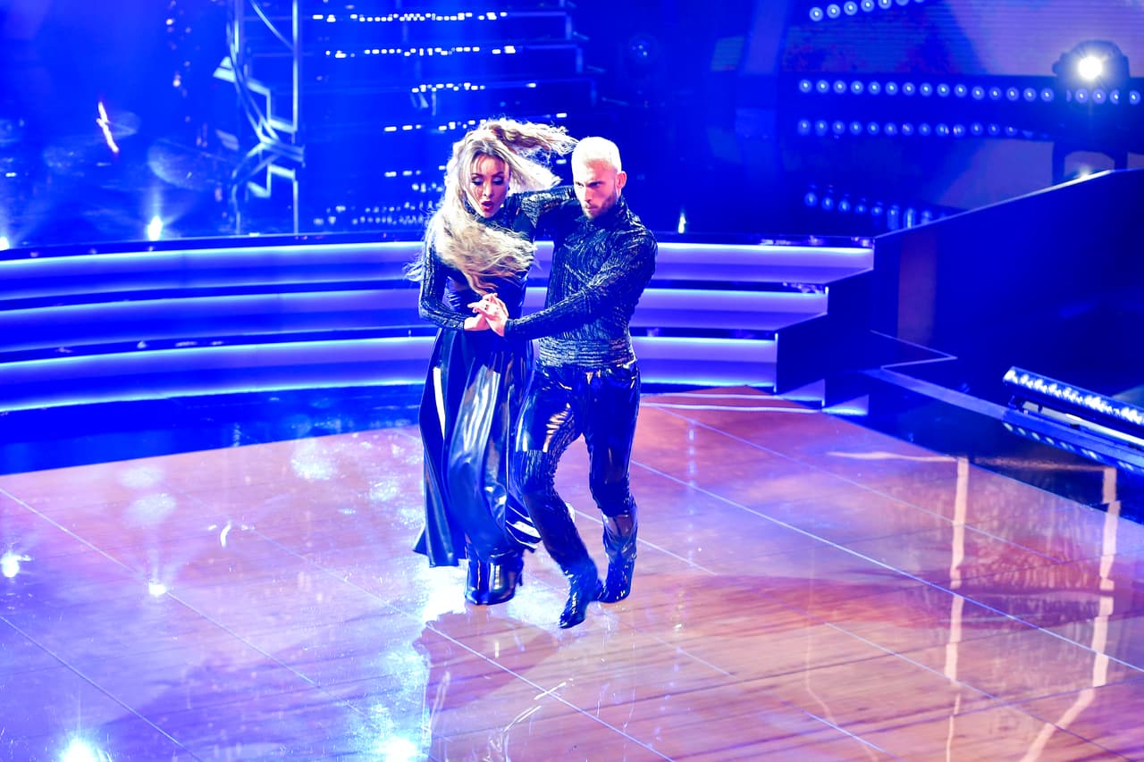 En la cuarta gala, La Bronca estuvo al borde de la eliminación, por lo que tuvo que presentar un segundo baile a duelo con Tony Dandrades. La locutora dio sus mejores pasos de baile en un paso doble y ganó su permanencia en la pista.