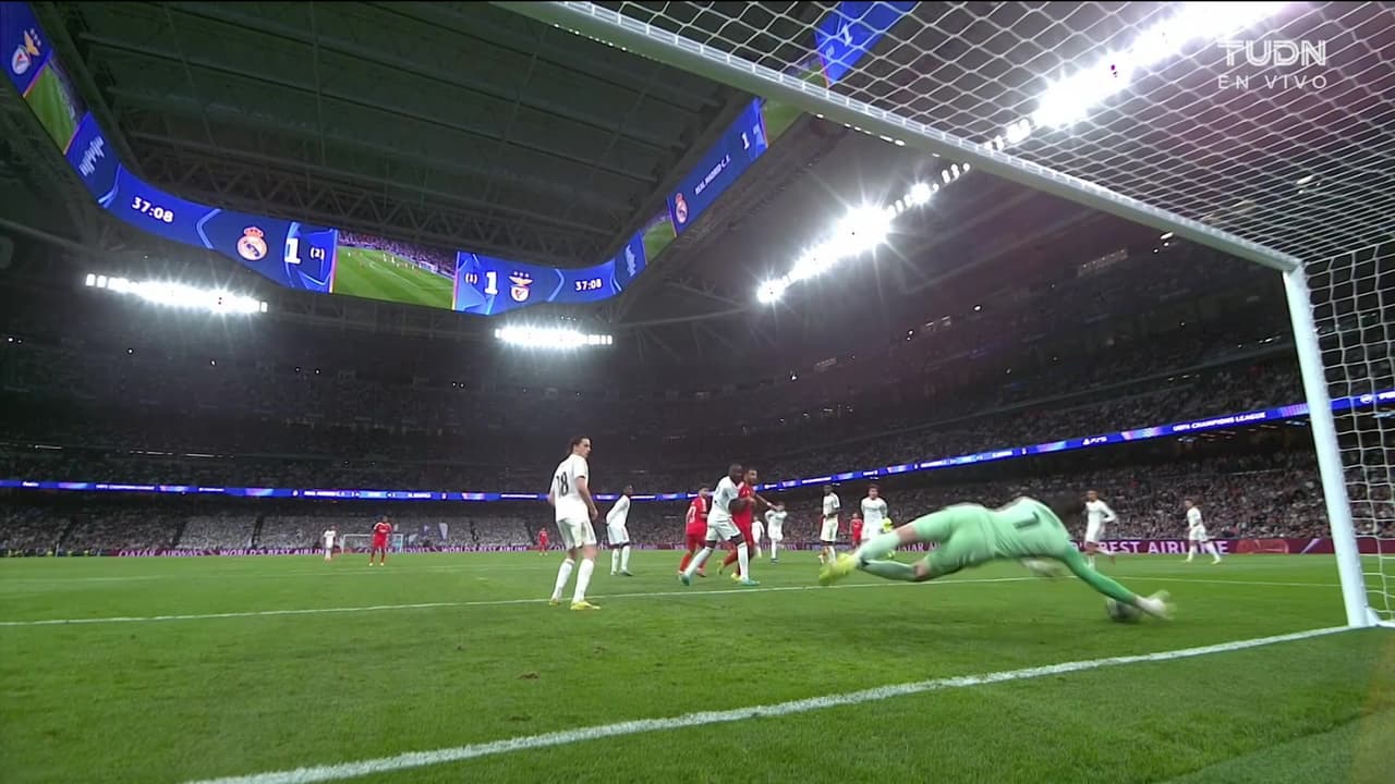 ¡Atajada enferma de Courtois! El arquero evita el gol del Benfica