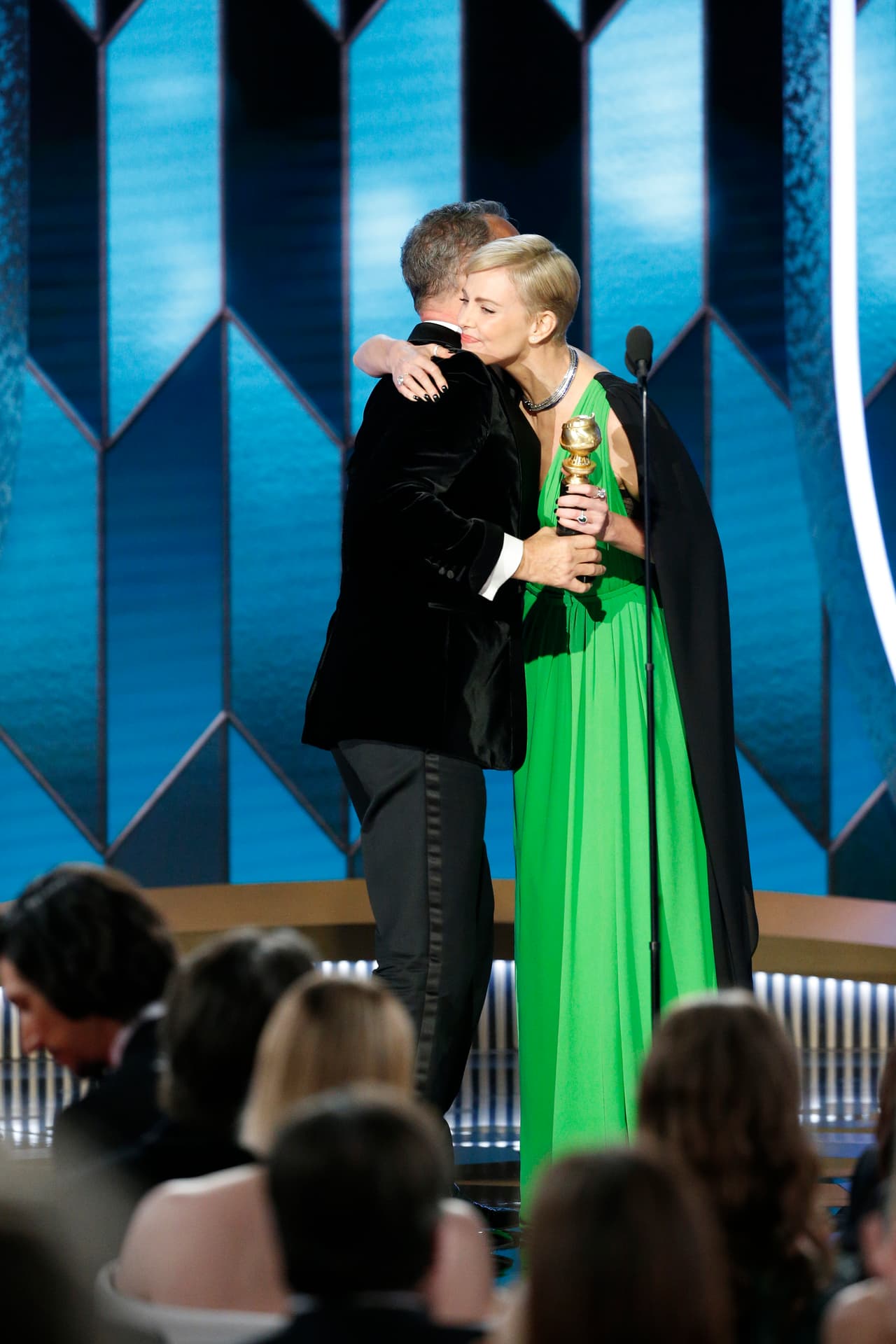 Tom Hanks fue llamado por la actriz sudafricana Charlize Theron, quien mencionó una emotiva anécdota que vivió con Hanks, en 1996.