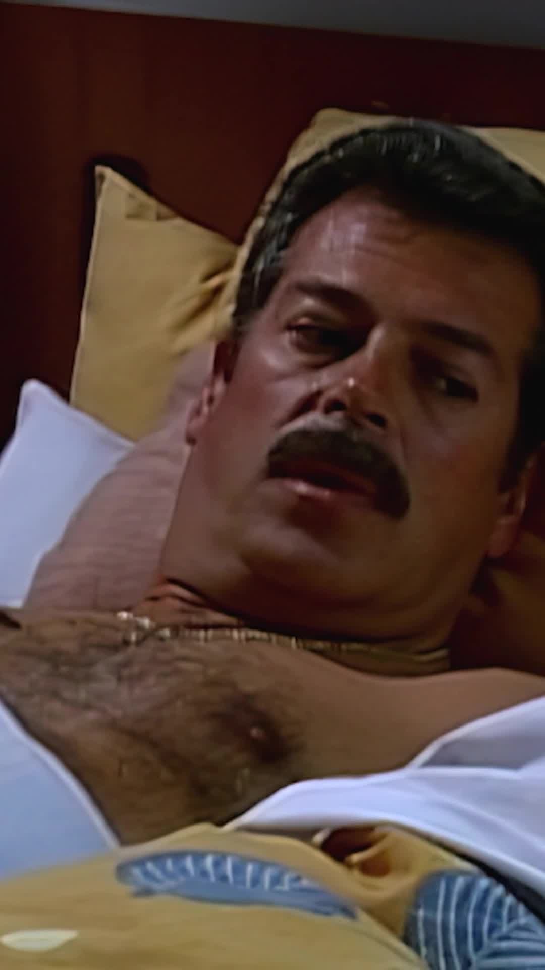 Ramón intenta despertar a Rebeca