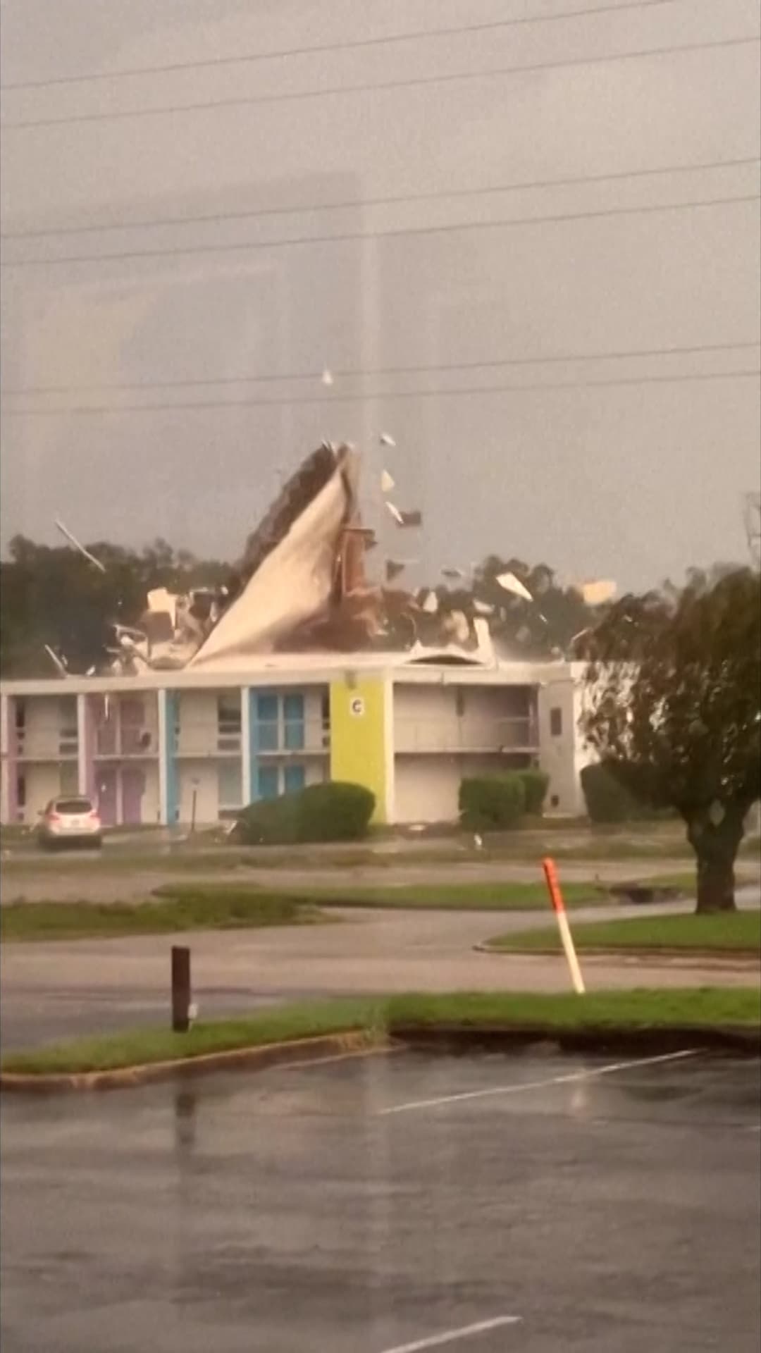 Huracán Isaias arranca el techo de un hotel en Pensacola, Florida