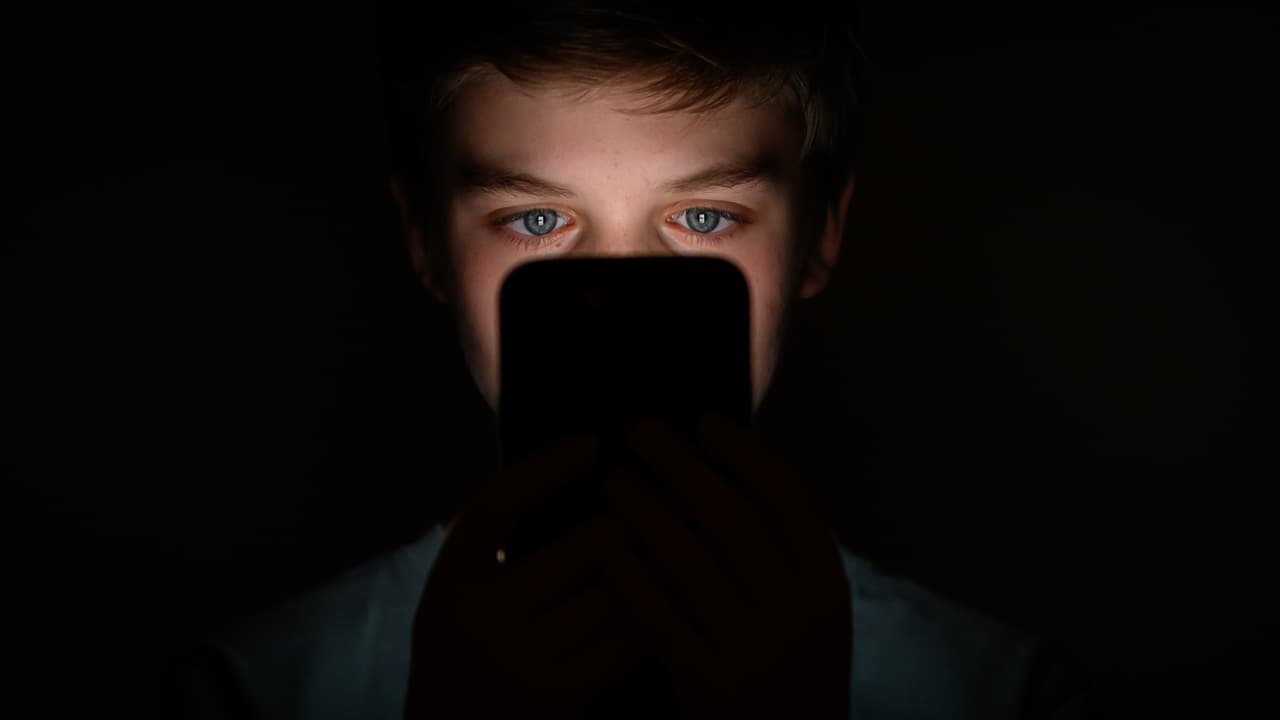 FBI alerta sobre casos de sextorsión: ¿cómo protejo a mis hijos para que no sean víctimas de los estafadores?