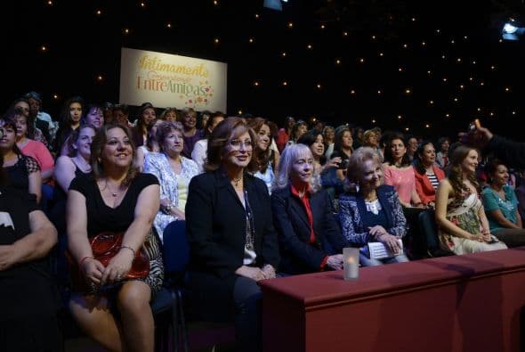 A cambio, le dijo a la mamá de Angélica, que se encontraba sentada en el público, que saludara a toda la comunidad hispana.