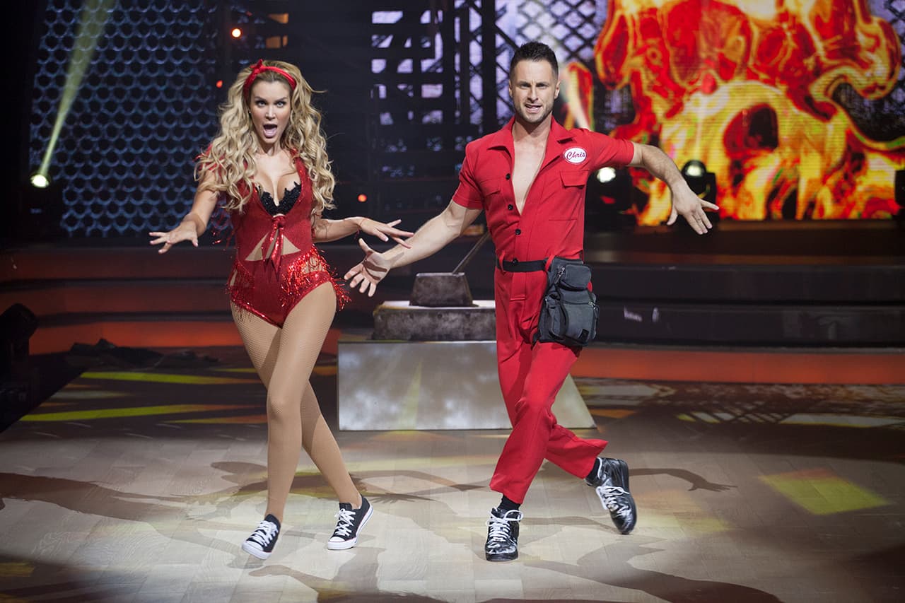 Durante 
<b><a href="https://www.univision.com/shows/mira-quien-baila/veronica-montes-busco-una-segunda-oportunidad-con-proud-mary-video">su segundo baile, el jive ‘Proud Mary’</a></b>, la peruana tampoco pudo evitar repetir el gesto que tanto le criticó Lola Cortés. 
<br>