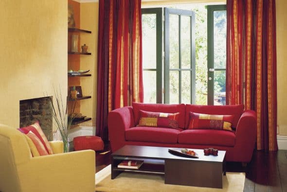 ¿Una idea? En una bandeja plana, coloca un jarrón o una vela alta, y una esfera circular o velas más pequeñas.