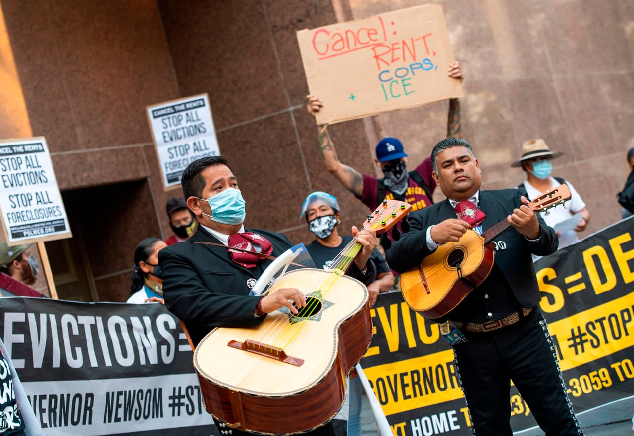 Los manifestantes piden al gobernador Gavin Newsom que no reemplace la regla 1 de la moratoria de desalojo del Consejo Judicial y si no se aprueba la 
<a href="https://leginfo.legislature.ca.gov/faces/billTextClient.xhtml?bill_id=201920200AB1436" target="_blank">AB 1436</a>, que protege a los inquilinos durante la emergencia por el 
<a href="https://www.univision.com/temas/coronavirus">coronavirus</a>.
