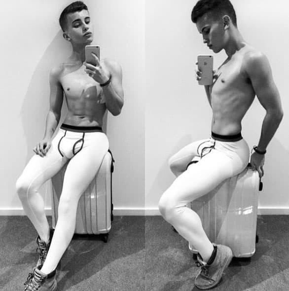 Así comenzó a mostrar su físico hace un par de años, muy esbelto y aún no con mucho implante.