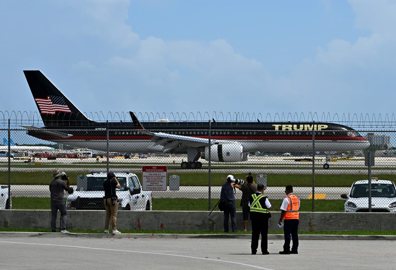 Este es el segundo viaje que Trump realiza este año para asistir a una comparecencia ante un tribunal relacionada con cargos penales en su contra.
<a href="https://www.univision.com/noticias/politica/trump-defensa-caso-violacion-nueva-york-jean-carroll">También voló de Florida a Nueva York</a> en abril para comparecer por cargos no relacionados.