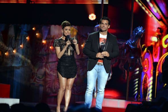 Galilea Montijo lució su belleza en un hermoso traje negro que dejó ver su hermosa figura. Cristián de la Fuente no se quedó atrás al lucir muy elegante y varonil con ese saco color negro.