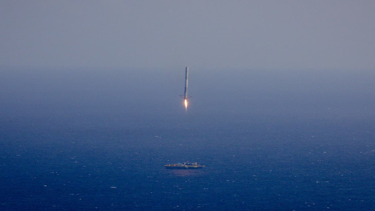SpaceX logra que uno de sus cohetes se pose en el Atlántico