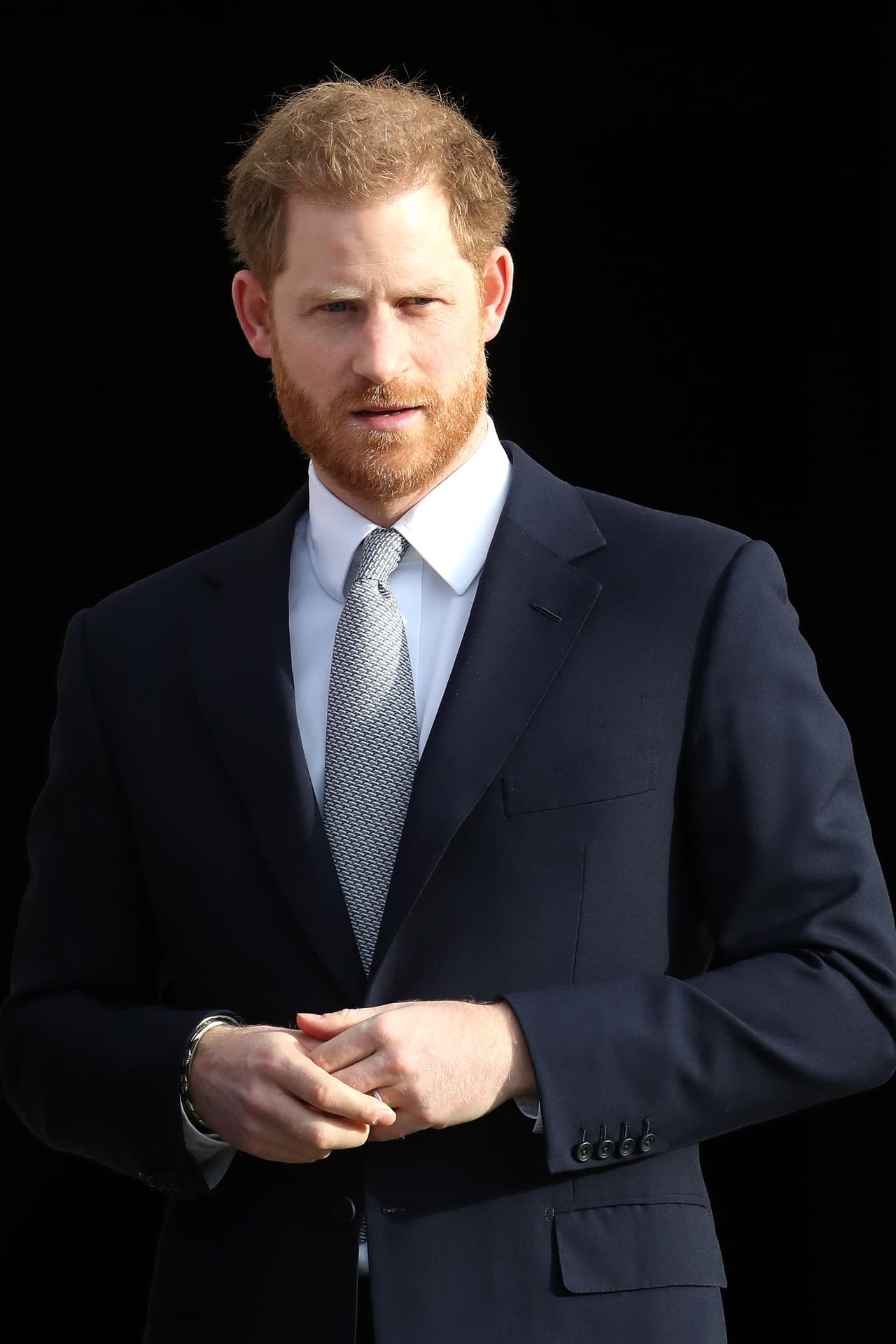 El lunes pasado se llevaron a cabo conversaciones con la reina, el príncipe harry, el príncipe de Gales y el duque de Cambridge para discutir el futuro de
<b> <a href="https://www.univision.com/famosos/no-es-culpa-de-meghan-asi-se-desarrollo-la-nueva-crisis-en-la-casa-real-britanica">los duques de Sussex.</a></b>
<br>
