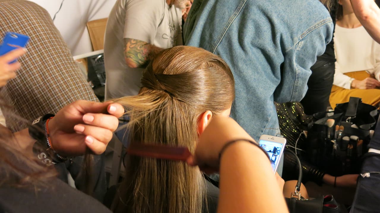 El pelo completamente lacio y con un recogido en donde se únen ambos lados del pelo.