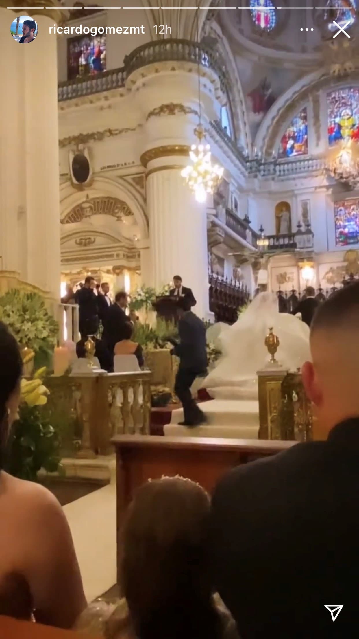 De ahí, tanto el nuevo matrimonio como sus invitados se trasladaron a la fiesta, que se llevó a cabo en el Rancho Las Reinas, ubicado en San Isidro Mazatepec, una localidad al sur de Guadalajara. 
<br>