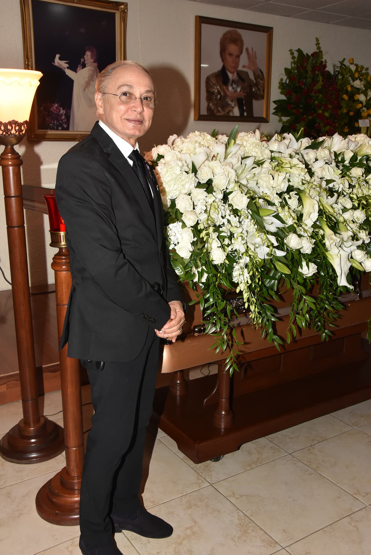 Willy Acosta, quien se describió como 
<b><a href="https://www.univision.com/shows/despierta-america/he-perdido-mi-norte-mi-brujula-el-gran-amigo-de-walter-mercado-tuvo-la-dificil-tarea-de-elegir-su-ultimo-atuendo-video">"el lazarillo" de Walter Mercado</a></b>, afirmó que con la muerte del astrólogo, junto al cual estuvo 50 años, perdió "su norte". Fue él quien se encargó de seleccionar la vestimenta de terciopelo violeta, con adornos y aplicaciones doradas con la cual será enterrado.