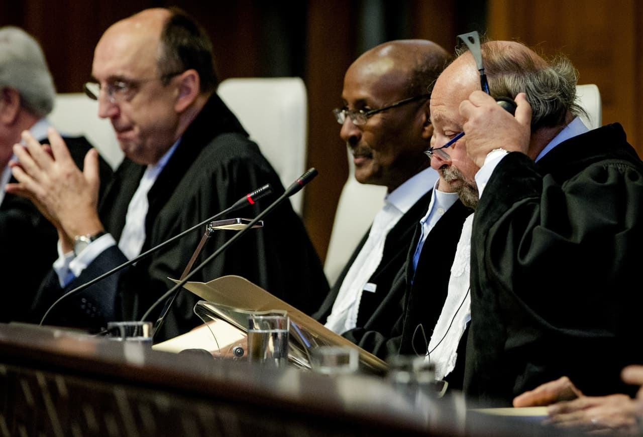 El juez de la CIJ Ronny Abraham leyó la sentencia favorable a Nicaragua.