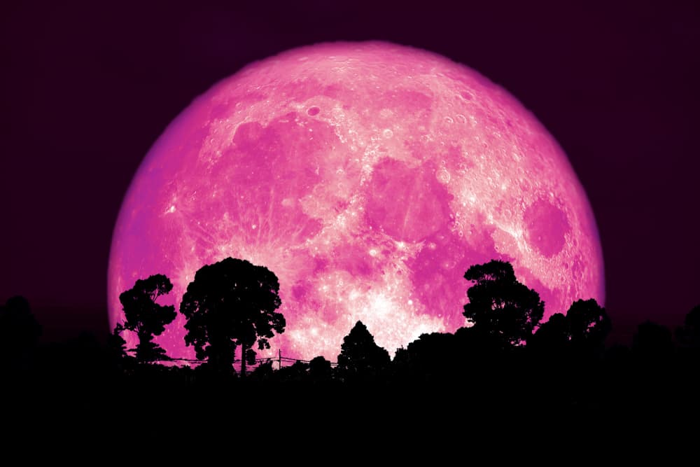 En el caso del 19 de abril es la primera luna después del equinoccio, y también suele llamarse la “luna de Pascua” debido a que coincide con las fiestas religiosas judeo-cristianas de esas fechas. Estará transitando por el signo de Libra moviéndose a Escorpión.