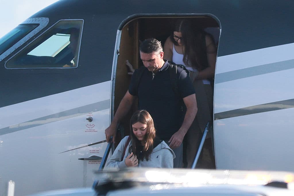 Flávio Bolsonaro, excandidato presidencial de Brasil, llegó el miércoles a Miami junto con su esposa y sus dos hijas, luego de salir del país un día antes y recorrer una ruta que incluyó Argentina y Ecuador, según autoridades argentinas y datos de seguimiento de vuelos revisados por The Associated Press.