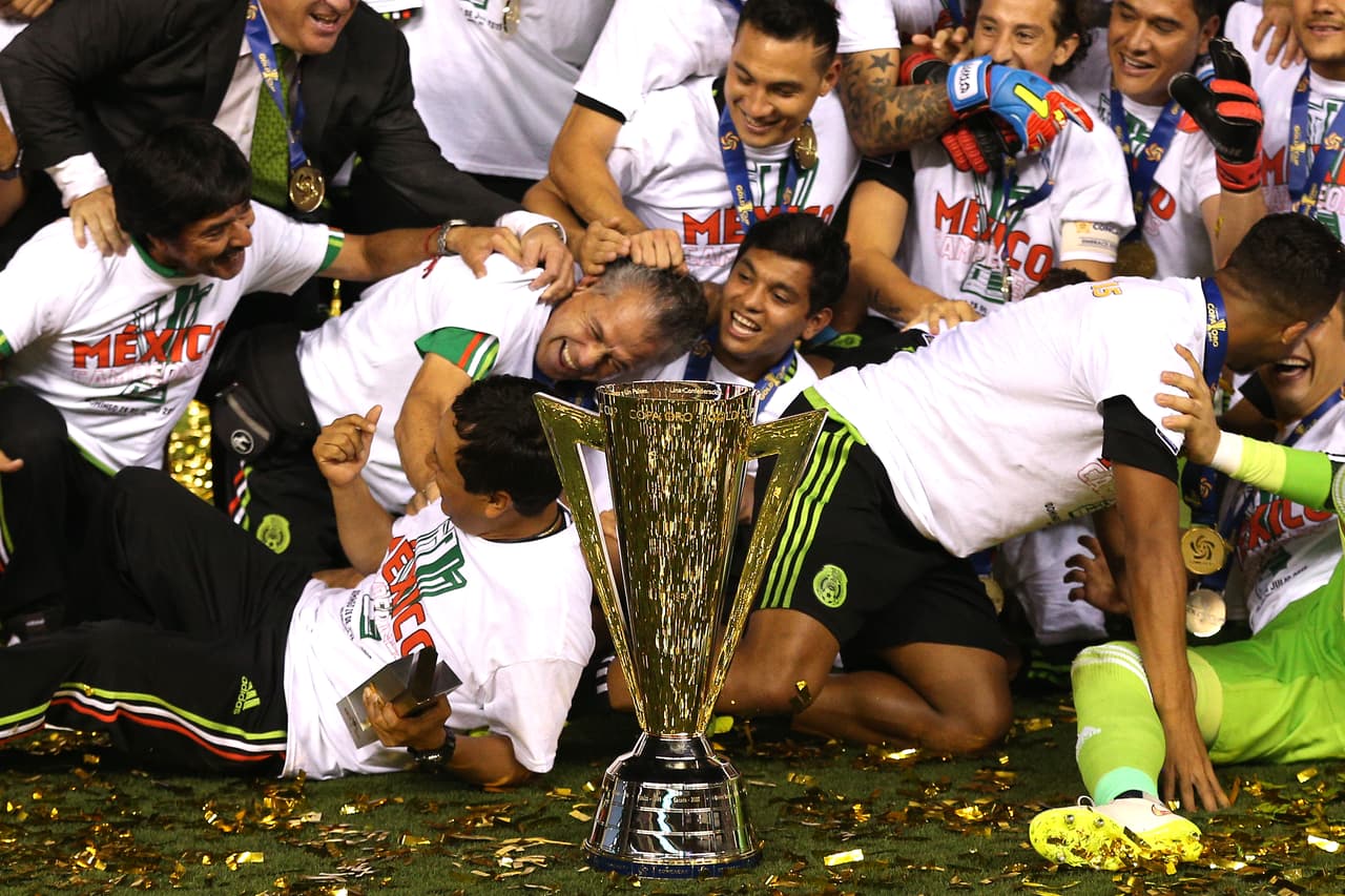 PHILADELPHIA, PA - JULY 26: Team Mexico celebrates after defeating Jamaica in the CONCACAF Gold Cup Final at Lincoln Financial Field on July 26, 2015 in Philadelphia, Pennsylvania. Mexico won, 3-1. (Photo by Patrick Smith/Getty Images)