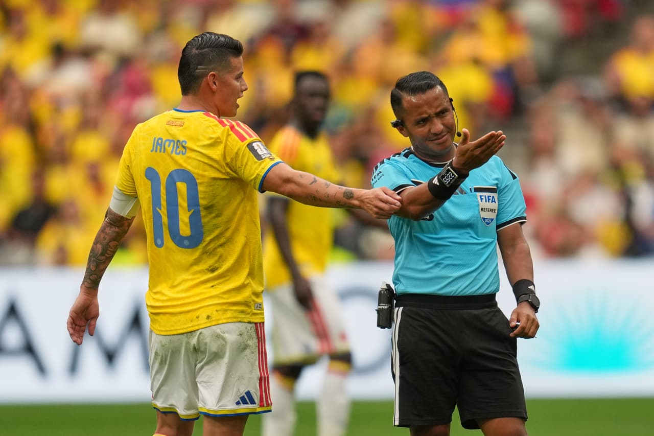 El colombiano James Rodríguez (10) habla con el árbitro Iván Barton durante el partido de octavos de final de la Copa del Mundo entre Suiza y Colombia en Vancouver, Columbia Británica, el martes 7 de julio de 2026.