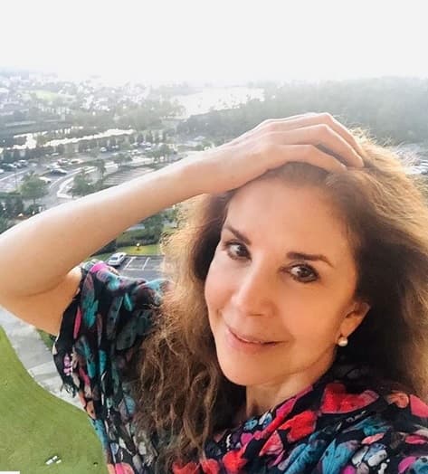 "Por tus cantos y silbidos alegres que, siendo niña, resonaban en toda nuestra casa, llenando de vida nuestros corazones", continuó.
<br>