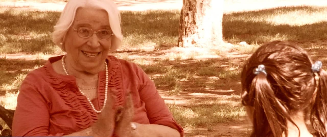 Karla vivió una infancia muy feliz en Chihuahua, México, en parte por el cariño que le otorgó su abuelita. Andreita contó hace años para el show, que recordaba la niñez de Karla cuando visitaban un parque en el que paseaban juntas.
<br>