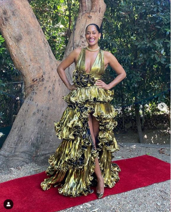 Tracee Ellis Ross, nominada a Mejor actriz protagonista de comedia por su trabajo en 'black-ish', posó con un diseño en dorado de Alexandre Vauthier y zapatos de Jimmy Choo.
<br>