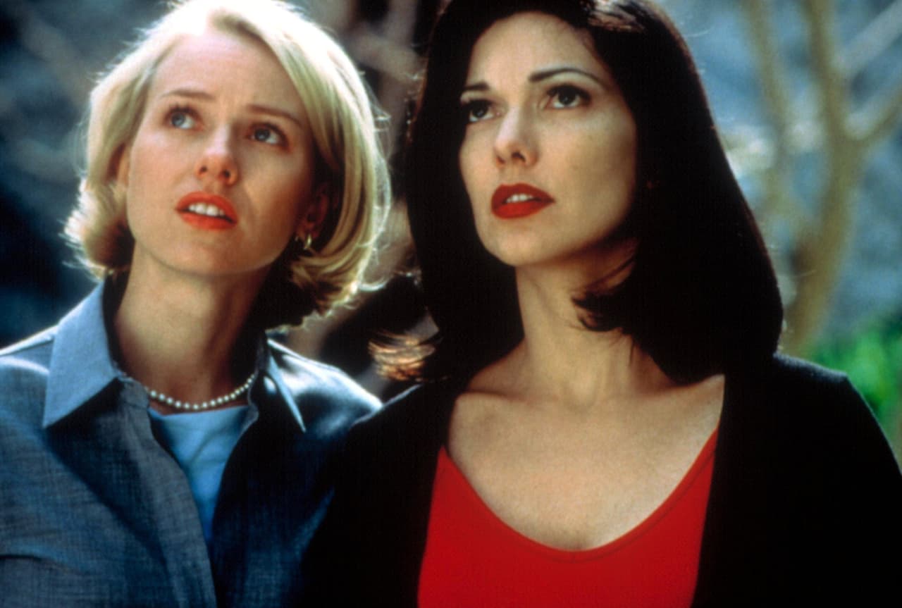 <b>‘Mulholland Drive’</b>
<br>David Lynch en el 2001 dirigió esta película sobre la joven actriz Betty Elms (Naomi Watts) que llega a Los Ángeles en busca de ser una estrella de cine, pero conoce a la enigmática Rita (Laura Harring), una mujer que padece amnesia a causa de un accidente en Mulholland Drive, por lo ambas investigan quién es Rita en realidad.
