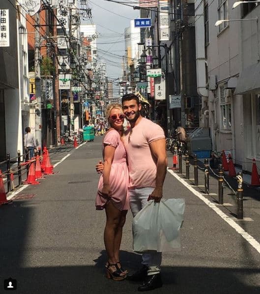 A pesar de que los detalles la vida privada de Britney han estado bajo reserva, la cantante se muestra feliz en las fotos que publica al lado de su novio. Aquí posan en Japón, durante la gira de verano que la cantante realizó por Asia en 2017.