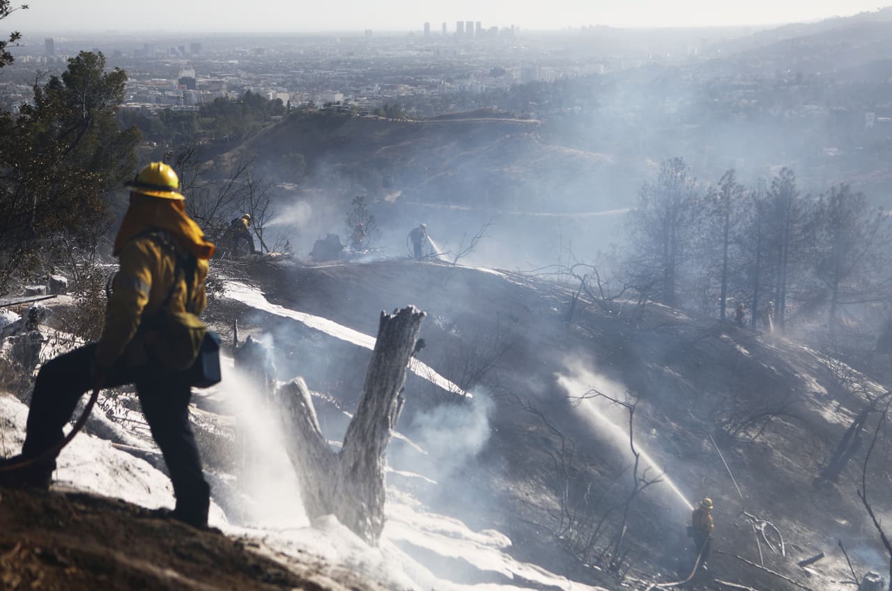 Numerosos incendios se han reportado en el sur de California debido en parte a la intensa ola de calor en curso.