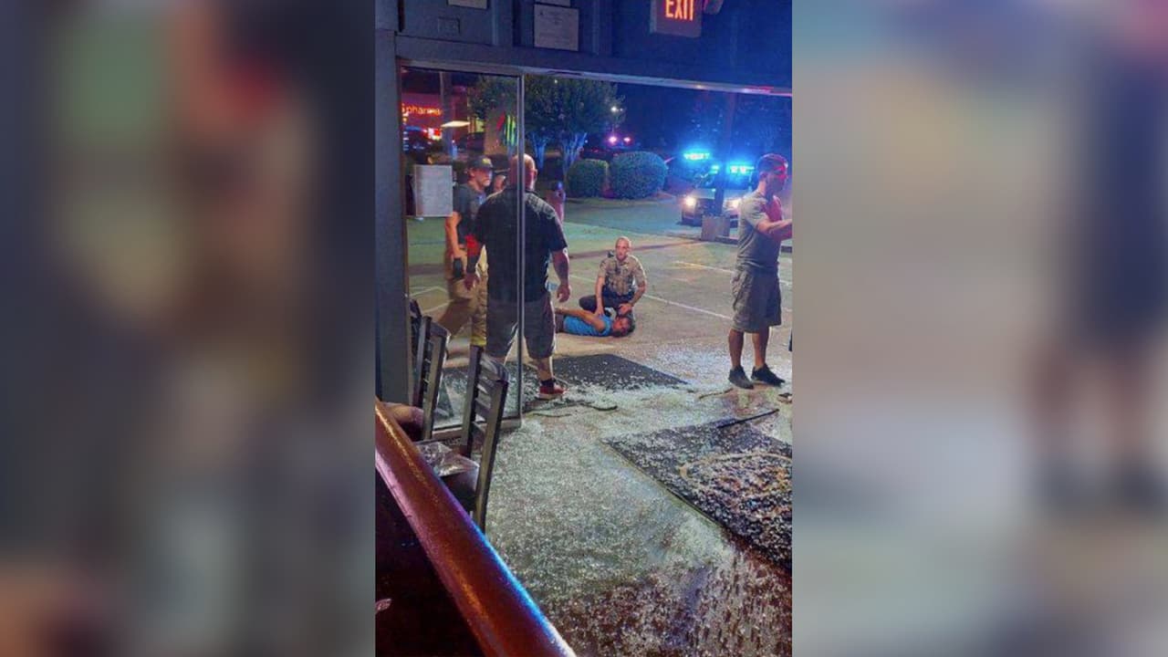 Eduardo Morales, de 34 años, fue arrestado luego de ser acusado de disparar un arma de fuego y chocar su camioneta contra 278 South Bar & Grill, en Hiram, Georgia.