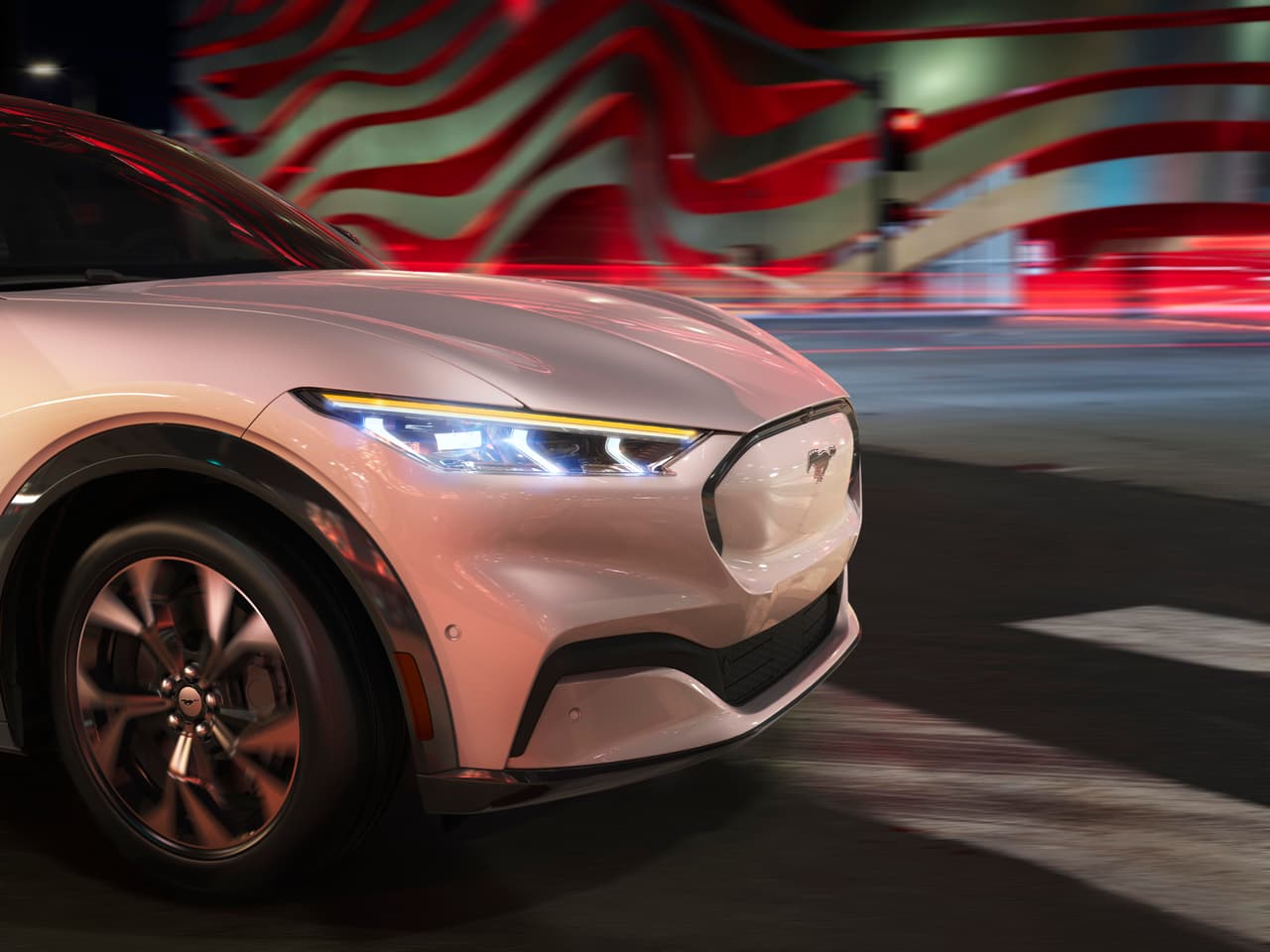 En el siguiente escalón se encuentra la versión Premium que eleva el rango hasta las 300 millas, mantiene el mismo rendimiento de aceleración y reemplaza los rines de 18 pulgadas por unos de 19 pulgadas.
<br>