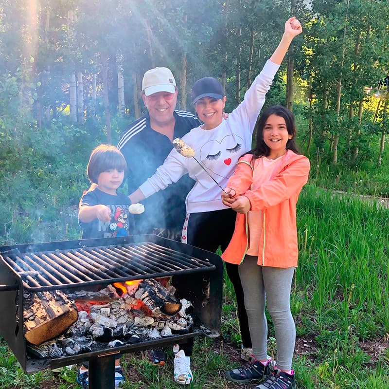 “Todos los días me enseñas que vivir en el momento es la felicidad absoluta. Que ser auténtico es cool. Que hacer un buen dab en el lugar que sea, cuando lo amerita, es lo más. Te amo, mi amor”, escribió Thalía en Instagram con motivo del cumpleaños 11 de Sabrina, el 7 de octubre de 2018.
