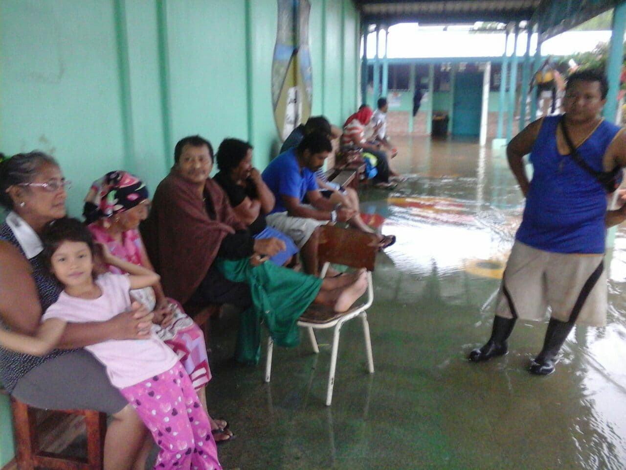 Durante la mañana del jueves ya las autoridades costarricenses habían confirmado que 377,000 personas estaban sin acceso a agua potable y unas 5,000 en albergues.