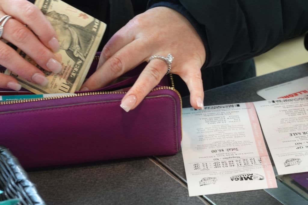 Gana $1 millón en la lotería y su prima se lo roba