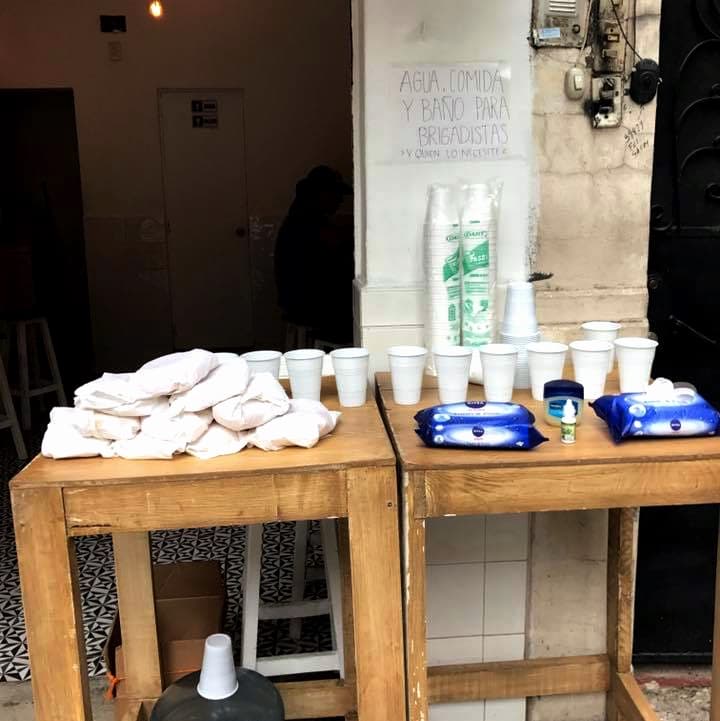 Agua, comida y baño para brigadistas... y quien lo necesite.