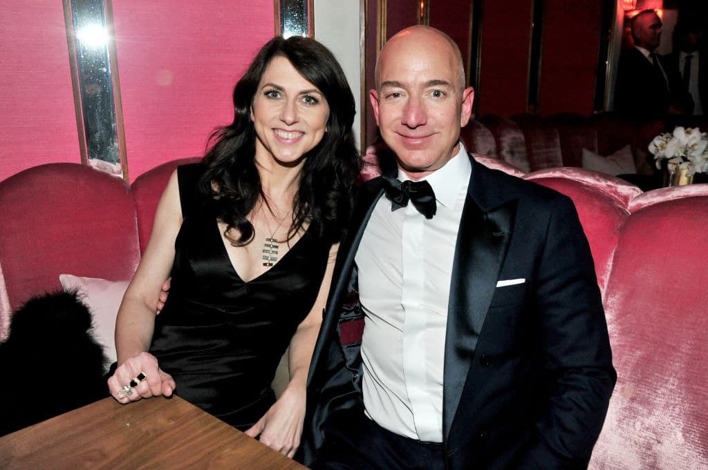 <b>Mackenzie Scott </b>(antes Bezos) fue su esposa por 25 años, entre 1993 y 2019. En conjunto, eran una de las 
<a href="https://www.univision.com/noticias/sociedad/la-pareja-mas-rica-del-mundo-se-divorcia-jeff-y-mackenzie-bezos-ponen-fin-a-su-relacion">parejas más acaudaladas del planeta</a>.