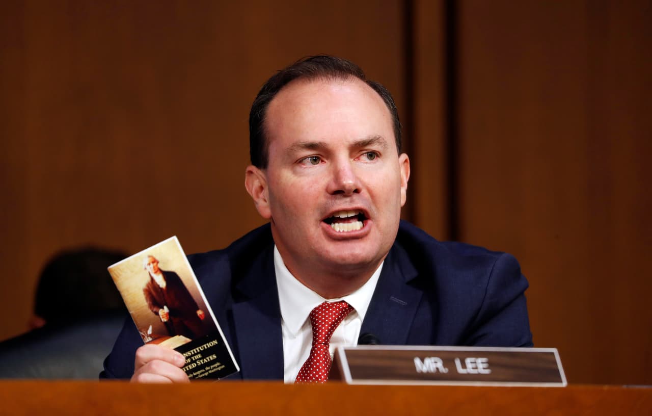 Senador por Utah contagiado de coronavirus habla en audiencia sin mascarilla