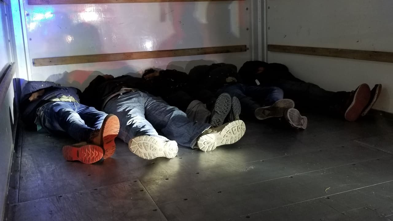 El vehículo fue detenido cerca de Sonoita, Arizona. Tras una alerta de un agente canino entrenado. Los cinco ciudadanos mexicanos fueron no tenían forma de escape.